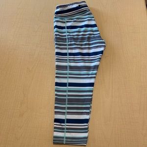 Women’s cropped workout leggings